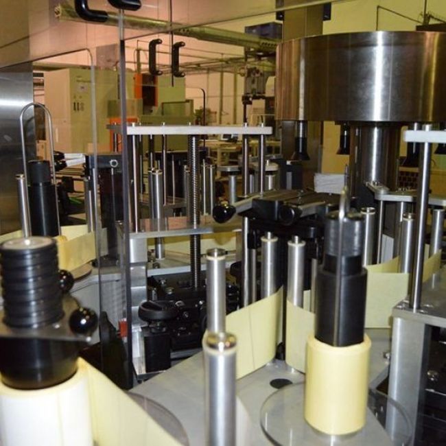 Mantenimiento de etiquetadoras industriales para bodegas